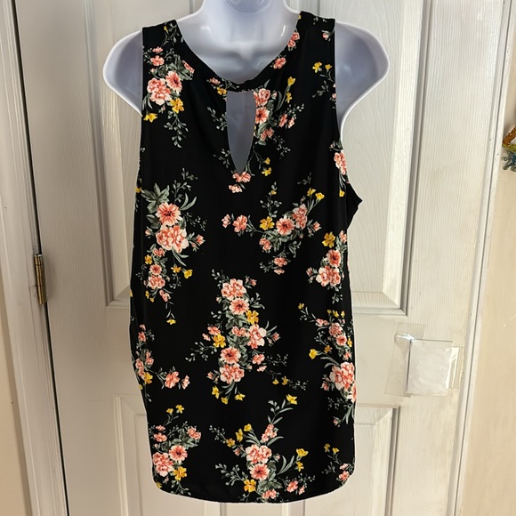 Old navy lightweight tank top, floral - Picture 3 of 3